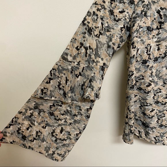 ✨ Harlowe & Graham printed bell long sleeve blouse (DONATING ON 11/12) - Picture 5 of 7